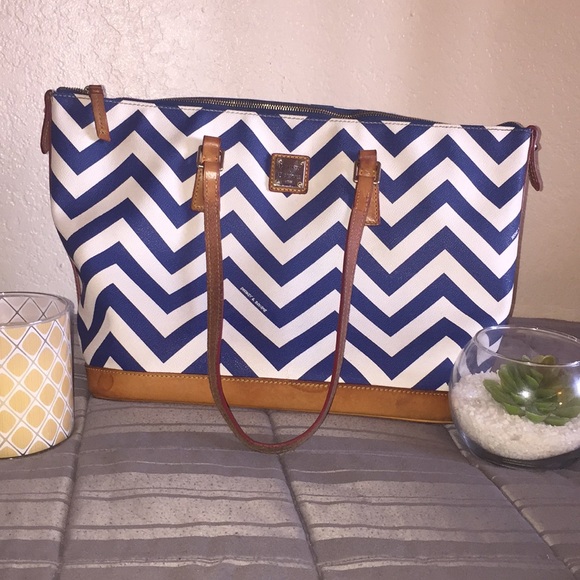 ‼️ SALE!! Super Cute Dooney & Bourke purse ‼️ - Picture 1 of 6